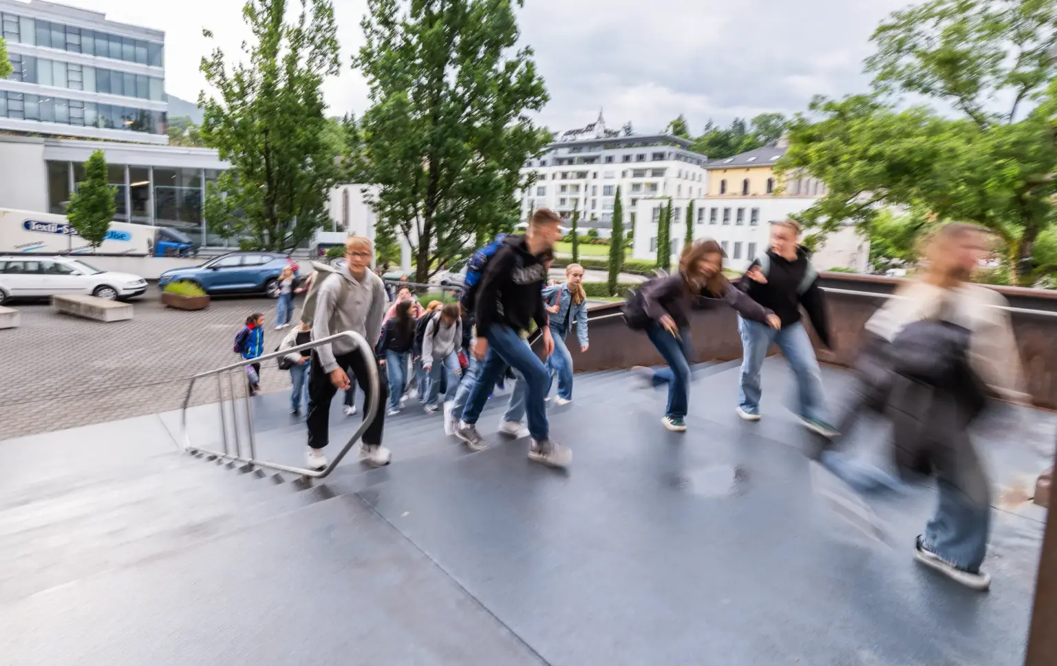 Klosterschule vom hl. Grab 5407 SuS ankommen