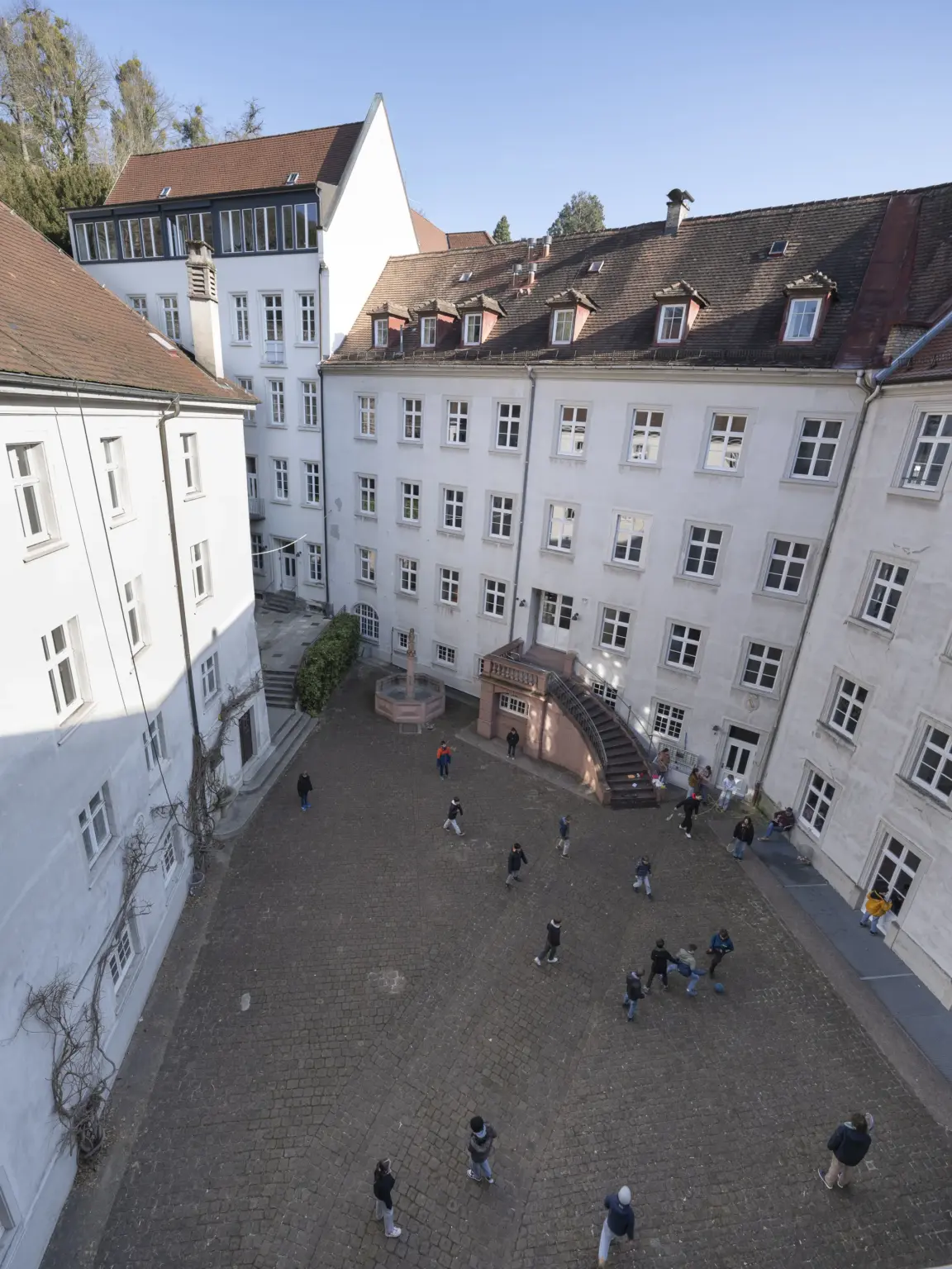 Klosterschule vom hl. Grab 9838 Pause draussen